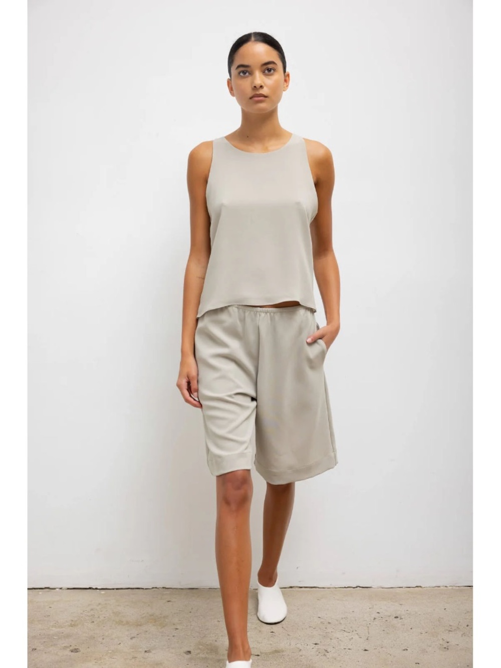 LESET Arielle City crepe shorts in grey, size M EUC - Picture 7 of 7